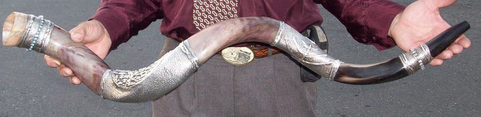Jeweled decorative shofar with gemstone inlays and gold filigree detail
